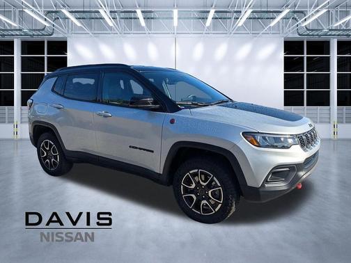 Silver Zynith Metallic Clearcoat 2025 Jeep Compass Trailhawk