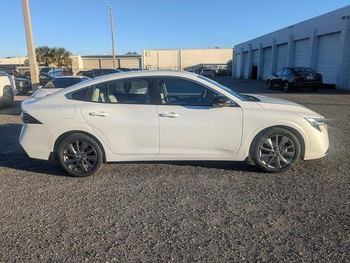 Aspen White Tricoat 2026 Nissan Sentra SL