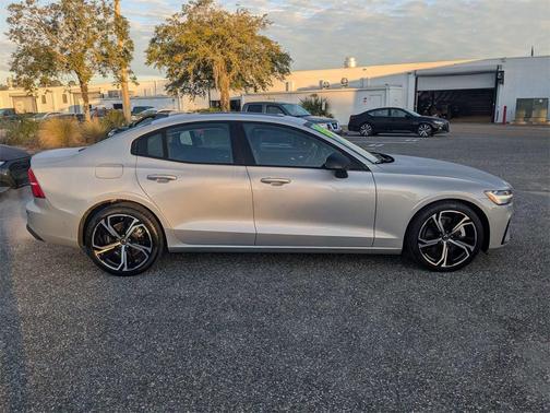 2024 Volvo S60 B5 Plus Dark Theme