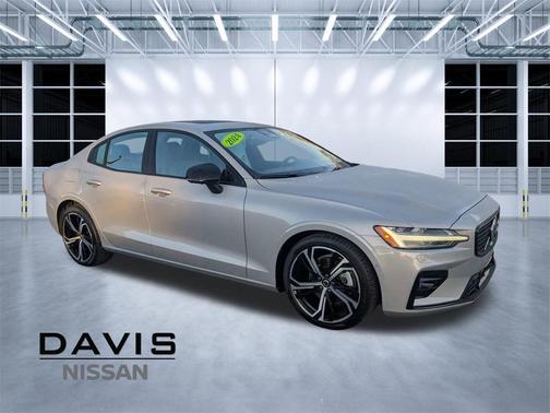 2024 Volvo S60 B5 Plus Dark Theme