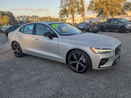 2024 Volvo S60 B5 Plus Dark Theme