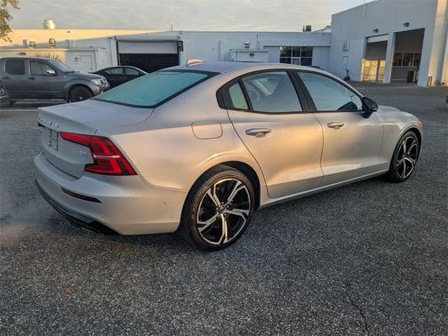 2024 Volvo S60 B5 Plus Dark Theme