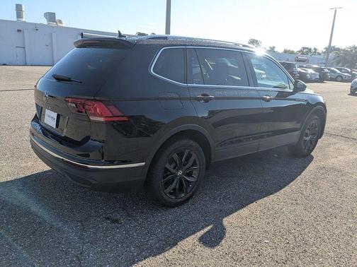 Deep Black Pearl 2024 Volkswagen Tiguan 2.0T SE