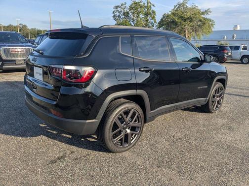 Diamond Black Crystal Pearlcoat 2026 Jeep Compass Latitude