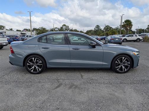 2024 Volvo S60 B5 Core Dark Theme