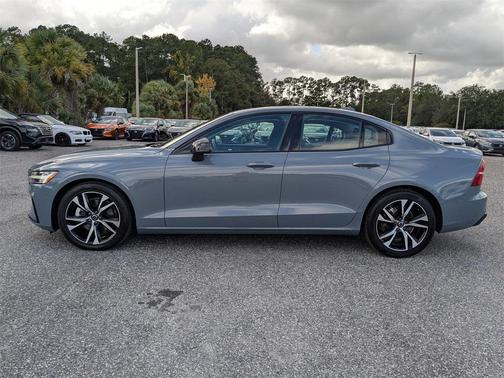 2024 Volvo S60 B5 Core Dark Theme