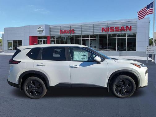 Everest White Pearl Tricoat 2027 Nissan Rogue SV