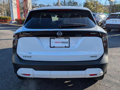 2025 Nissan Kicks SV