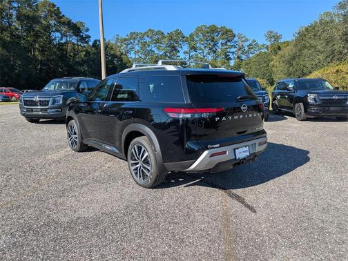 2025 Nissan Pathfinder Platinum FWD