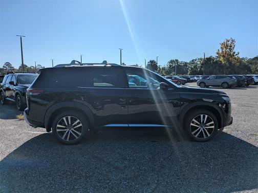 2025 Nissan Pathfinder Platinum FWD