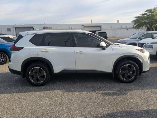 Everest White Pearl 2024 Nissan Rogue SV
