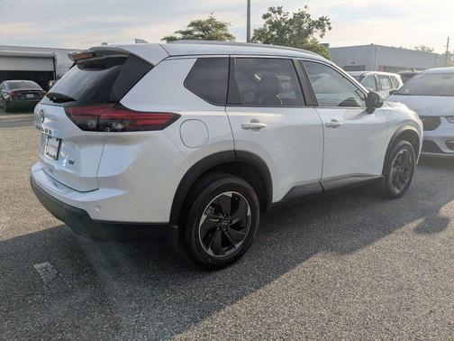 Everest White Pearl 2024 Nissan Rogue SV