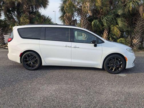 Bright White Clearcoat 2025 Chrysler Pacifica Limited