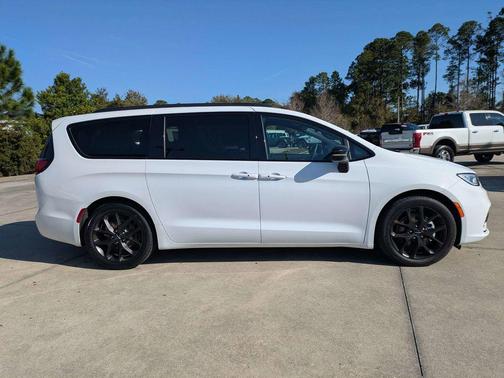 Bright White Clearcoat 2025 Chrysler Pacifica Limited