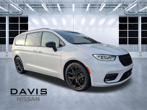 Bright White Clearcoat 2025 Chrysler Pacifica Limited