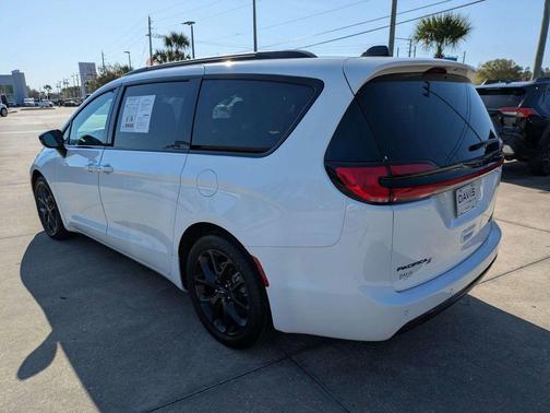 Bright White Clearcoat 2025 Chrysler Pacifica Limited