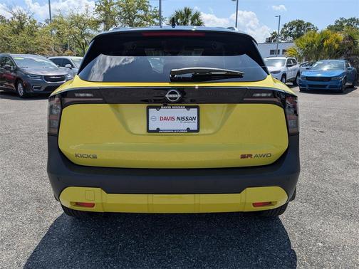2025 Nissan Kicks SR