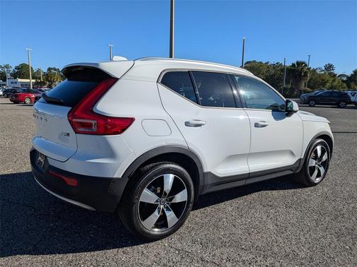 2019 Volvo XC40 T5 Momentum