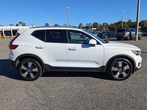 2019 Volvo XC40 T5 Momentum