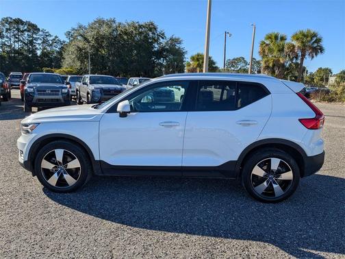 2019 Volvo XC40 T5 Momentum