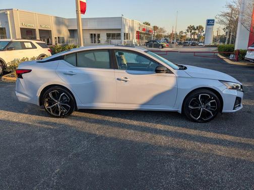 2025 Nissan Altima SR FWD