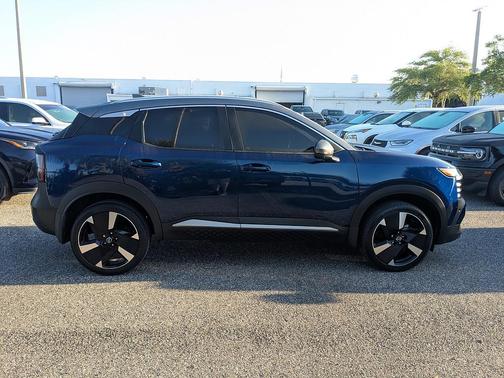 Deep Blue Pearl/Gun Metallic 2025 Nissan Kicks SR