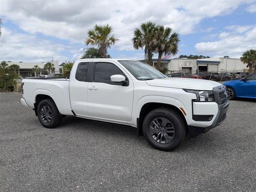 2025 Nissan Frontier SV