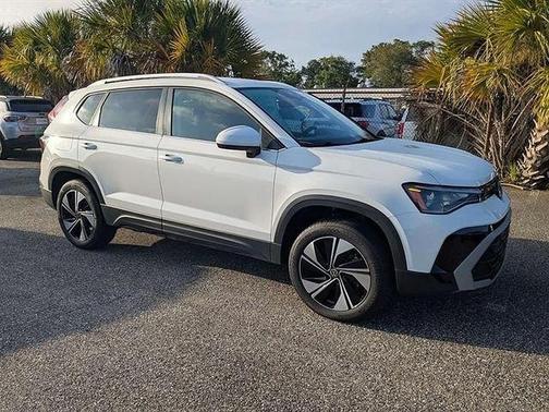 Pure White 2025 Volkswagen Taos 1.5T SE