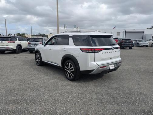 2025 Nissan Pathfinder Platinum FWD