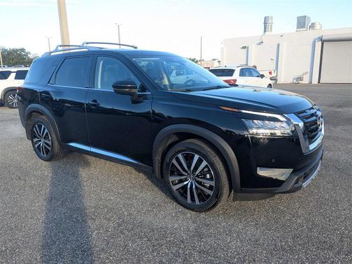 2025 Nissan Pathfinder Platinum FWD