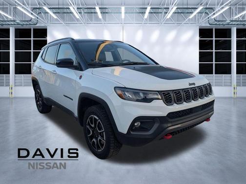 Bright White Clearcoat 2025 Jeep Compass Trailhawk