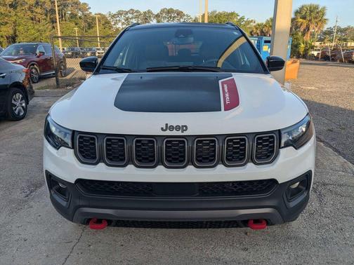 Bright White Clearcoat 2025 Jeep Compass Trailhawk