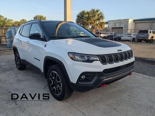 Bright White Clearcoat 2025 Jeep Compass Trailhawk