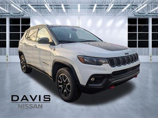 Bright White Clearcoat 2025 Jeep Compass Trailhawk