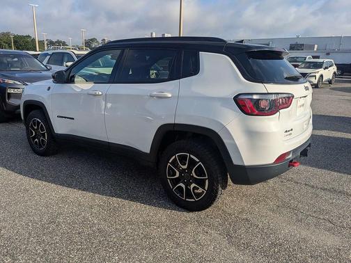 Bright White Clearcoat 2025 Jeep Compass Trailhawk