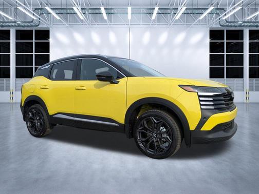 Yuzu Yellow Metallic/Super Black 2026 Nissan Kicks SR
