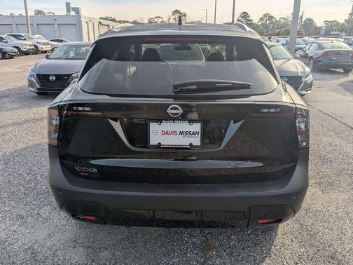 Super Black 2026 Nissan Kicks SV