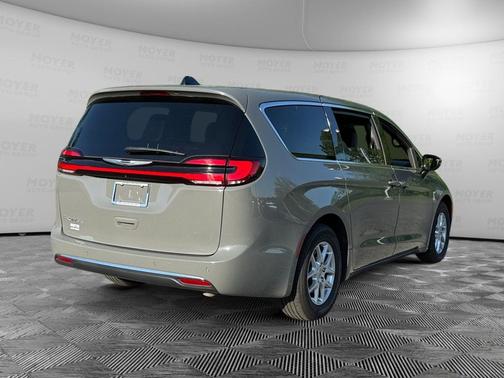 Ceramic Gray Clearcoat 2025 Chrysler Pacifica L