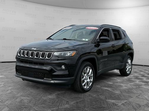 Diamond Black Crystal Pearlcoat 2023 Jeep Compass Latitude Lux