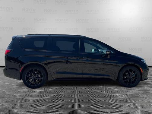 Diamond Black Crystal Pearlcoat 2025 Chrysler Pacifica Limited