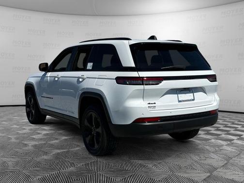 Bright White Clearcoat 2023 Jeep Grand Cherokee Altitude