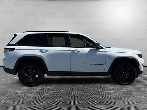 Bright White Clearcoat 2023 Jeep Grand Cherokee Altitude
