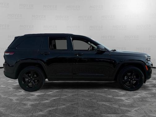 Diamond Black Crystal Pearlcoat 2023 Jeep Grand Cherokee Altitude