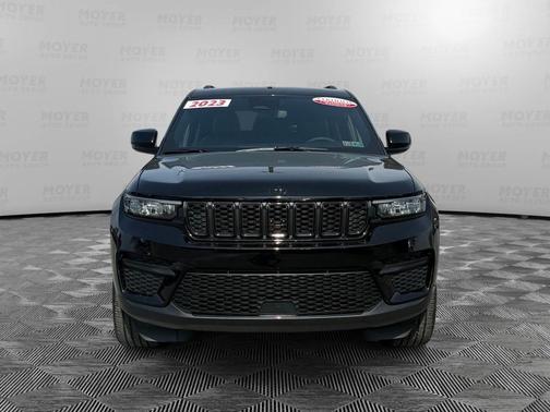 Diamond Black Crystal Pearlcoat 2023 Jeep Grand Cherokee Altitude