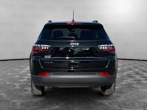 Diamond Black Crystal Pearlcoat 2026 Jeep Compass Latitude