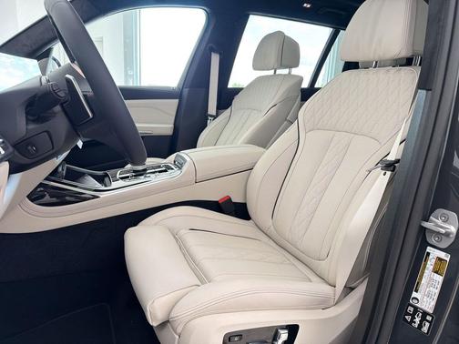 Dravit Grey Metallic 2027 BMW X7 M60i