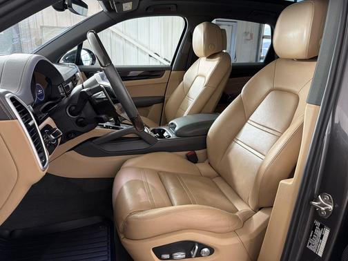 Quartzite Metallic 2019 Porsche Cayenne Cayenne