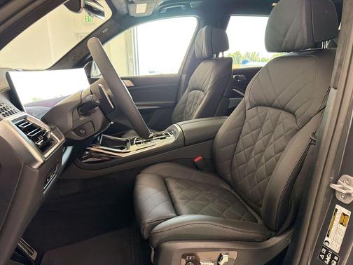 Dravit Grey Metallic 2027 BMW X7 xDrive40i