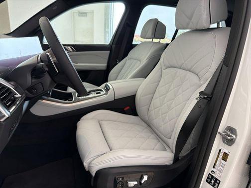 Mineral White Metallic 2026 BMW X5 xDrive40i