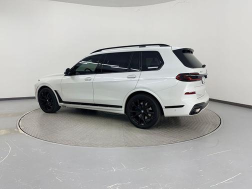 Mineral White Metallic 2023 BMW X7 xDrive40i